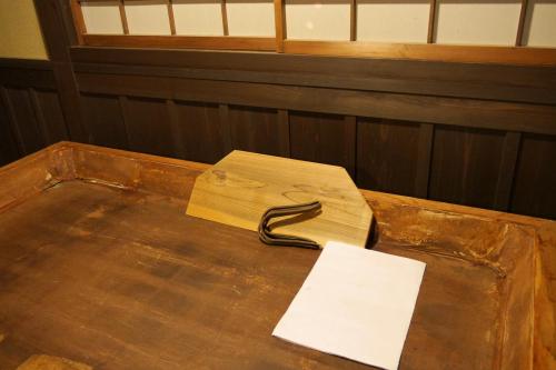 A modern made hoiro. Note the small piece of wood, typical Uji / Kyoto temomi (hand rolling) method, which is used for the final kneading stage. In Shizuoka and elsewhere one did not use it, using the palm of a hand only.